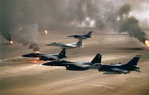 （圖）美機F-16飛越科威特油田上空