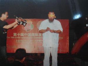 毛新華蒙眼創作微雕