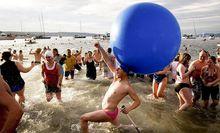 加拿大冬泳迎新年