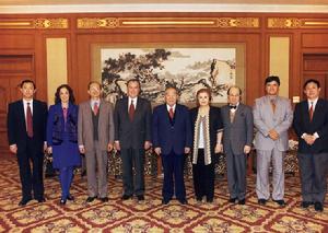 1999年10月19日，全國人大副委員長布赫會見來訪的智利社會民主激進黨主席安塞爾莫·蘇萊(左四)率領的代表團，通過會談兩黨正式建立友好關係。　
