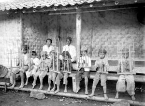 1918年印尼昂格隆兒童樂隊