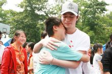 霍建華四川賑災