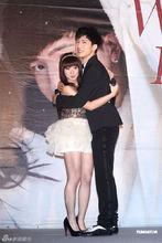 與師弟井柏然出席聖誕節EP暖暖手發片記者