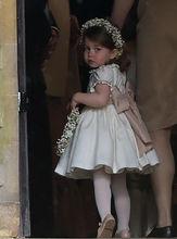 夏洛特在姨母婚禮上擔任花童