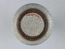 宋哥窯青釉弦紋瓶底部