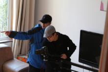 導演正在和攝像師交流