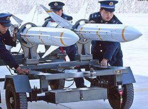 中國空軍地勤人員準備為殲10戰機加掛霹靂10空空飛彈。霹靂10是LY-60的空射型