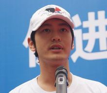 黃曉明學生時代(9張)2004年4月，主演古裝歷史劇《大漢天子2》 [47]  ，在劇中飾演雄才大略的漢武帝劉徹 [48]  ；8月，在洪金寶主演的動作喜劇片《龍威父子》中飾演通過勤學苦練成為功夫高手的祁風 [49]  ；同年，與修慶、蔣欣合作主演古裝商戰劇《龍票》，在劇中演繹了清代晉商風雲人物祁子俊的傳奇一生 [50]  。2005年4月，與印小天、于娜共同主演中國內地首部以反映模特生活為題材的時裝劇《女才男貌》 [51]  ，在劇中飾演性格複雜、攻於心計的反派人物王軍 [52]  ；7月，與安以