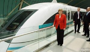 德國總理默克爾拍照磁懸浮列車