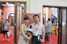 門道網記者（左）和富軒門窗李總（右）合影