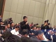 在洽談會上提出問題