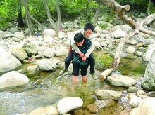 李正潔背著杜廣雲過河到學生家中家訪