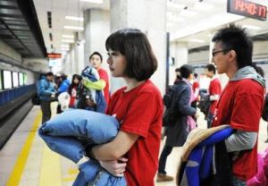 張小覺發起捷運快閃公益活動