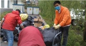 白象帶走行動小分隊隊員正在清理垃圾