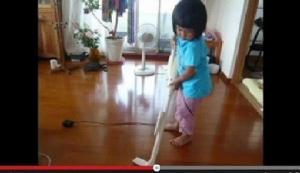 只有5歲“阿花”每天都要做家事。