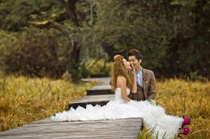 8848攝影(林芝)作品——戀人絮語:白紗下你的笑靨如花 耳旁流連的情話隨風飄揚 只願愛情如這大草原的清風一樣 起舞飛揚。