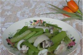 芹菜炒目魚 芹菜炒目魚