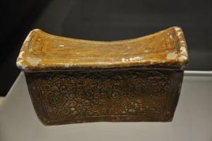 吉州窯醬褐釉印花枕