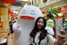 小安與女孩合影