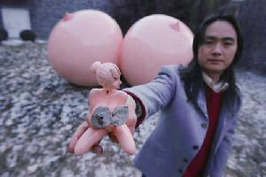 舒勇無可奈何的拿著被毀的泡女郎