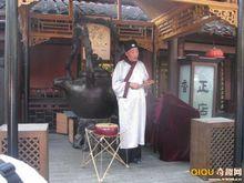 說書人:“話說關公辭別曹操……”