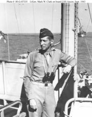 （圖）克拉克中將攝於兩棲艦隊指揮艦安肯號（USS Ancon，AGC-4），時間為1943年9月12日