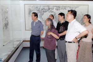 江蘇省政協常務副主席張九漢在鮑壽柏等陪同下視察徐培晨藝術館