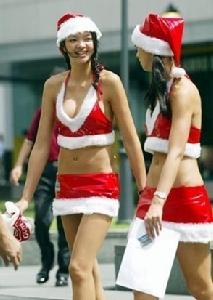 新加坡金融街上性感的“聖誕女郎”。這是零售店為了在聖誕節商戰中提高銷售額而僱傭的模特。