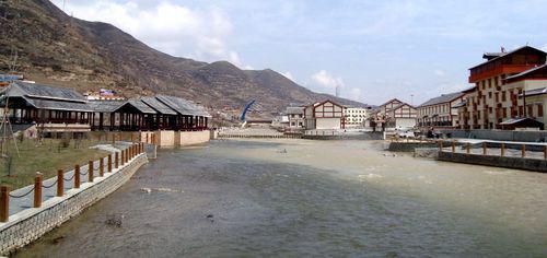 岷江上源相匯後的松潘縣川主寺鎮段