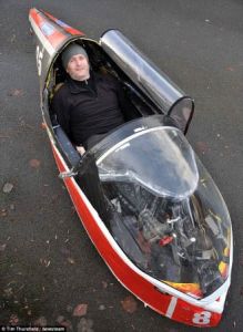 英國男子自製“三輪躺車”