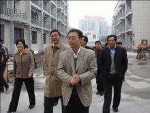 戴劍飈陪同尹宏區長參觀龍軟基地