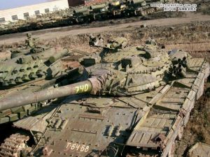 前蘇聯廢棄於荒野的T-64BV，坦克上的防輻射層，用於掛甲的螺栓歷歷在目。