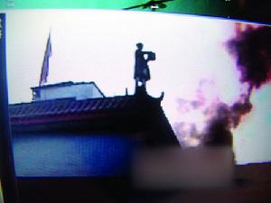 唐福珍站在樓頂自潑汽油前的瞬間