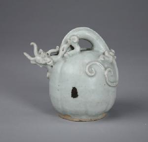 元影青釉瓜形鐵鏽斑龍柄提梁壺 元影青釉瓜形鐵鏽斑龍柄提梁壺