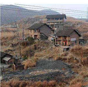 多年的開採，已經使冷水江市錫礦山這一帶3平方公里範圍內分布著大面積地下採空區。