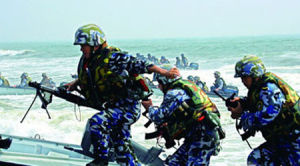 海軍陸戰隊員在進行登入作戰訓練