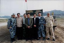 毛明和他的團隊在試驗場（右四為毛明）