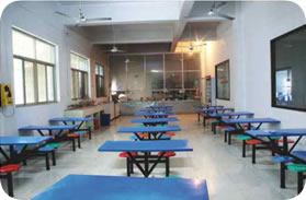 （圖）整潔的餐廳為學生提供可口的三餐