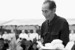 花岡慘案”中國勞工倖存者李體益在日本花岡的紀念碑前悼念遇難的勞工兄弟