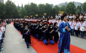 杭州國小生古禮入學9月1日上午，杭州紫陽國小舉行了一場“古色古香”的新生入學儀式。