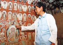 樊錦詩實地考察敦煌壁畫群