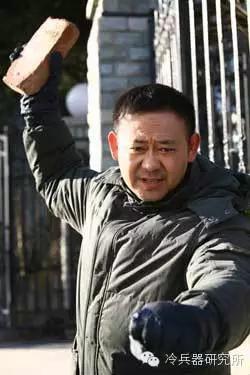 戲說現代冷兵器之王—板磚的使用方法 戲說現代冷兵器之王—板磚的使用方法