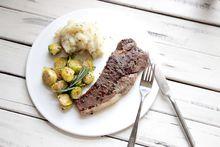 煎牛排配迷迭香草醬