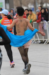 短裙黑絲襪 北京馬拉松驚現黑絲徵婚哥