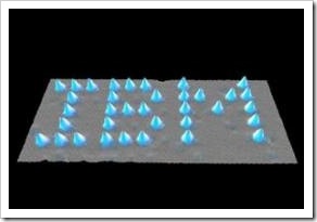 IBM公司的一個研發小組在一塊鎳板上，通過掃描隧道顯微鏡用35個氙原子拼出了“IBM”的字樣