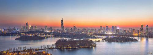 由新莊立交方向遠望玄武湖和南京主城西部