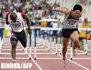 （圖）中國選手劉翔（右）與美國選手阿蘭·詹森在比賽中