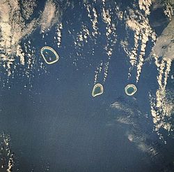 土阿莫土群島境內東南部的四個珊瑚礁環（衛星鳥瞰圖）