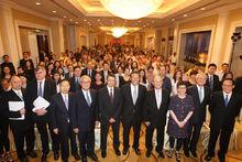 吳光正（前排左四）與股東大合照