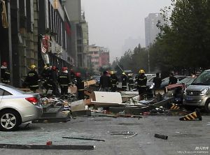 殘碎的建築物及街道